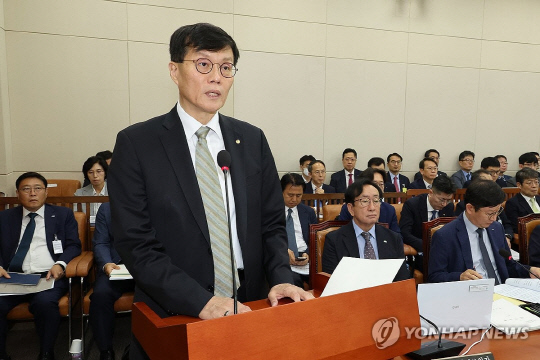 이창용 한국은행 총재가 9일 서울 여의도 국회에서 열린 기획재정위원회 전체회의에서 업무보고를 하고 있다. [연합뉴스]