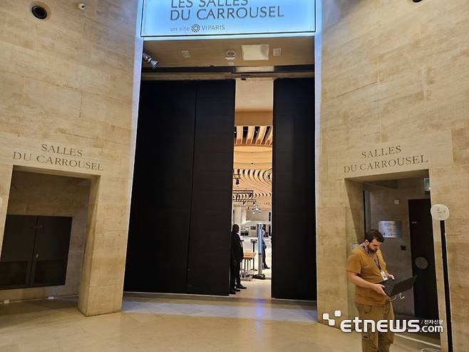 프랑스 파리 루브르 박물관 지하에 위치한 '카루젤 뒤 루브르(Carrousel du Louvre)'. 행사장 앞 보안요원들이 문을 지키고 있다.