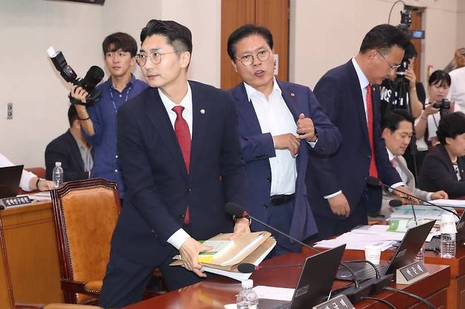 국민의힘 의원들이 9일 오후 서울 여의도 국회에서 열린 법제사법위원회 전체회의에서 정청래 위원장의 의사진행에 항의하며 퇴장하고 있다.2024.7.9 /사진=뉴스1