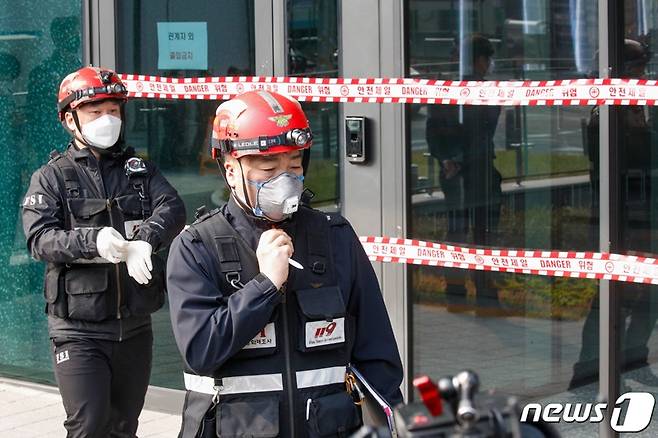 2021년 10월 26일 서울 금천구 가산동의 가산메트로지식산업센터 신축 공사 현장에서 소방 관계자들이 합동감식을 위해 건물 내부로 들어가고 있다.(ⓒ뉴스1, 무단 전재-재배포 금지)