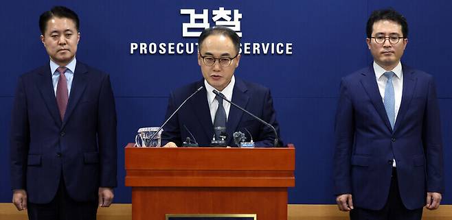 이원석 검찰총장이 지난 2일 대검찰청 기자실에서 더불어민주당의 검사 탄핵안에 반발하는 입장 발표를 하고 있다. 이 총장은 김건희 여사 조사와 관련해서는 “법 앞에 예외도, 특혜도, 성역도 없다”는 말만 되풀이하고 있다. 연합뉴스