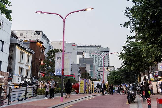 지난 5월 홍대 레드로드 구간에 설치된 안심가로등 모습. 마포구청 제공