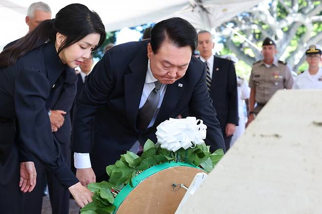 윤석열 대통령과 김건희 여사가 8일(현지시각) 미국 하와이 태평양국립묘지(펀치볼)를 찾아 헌화하고 있다. 연합뉴스