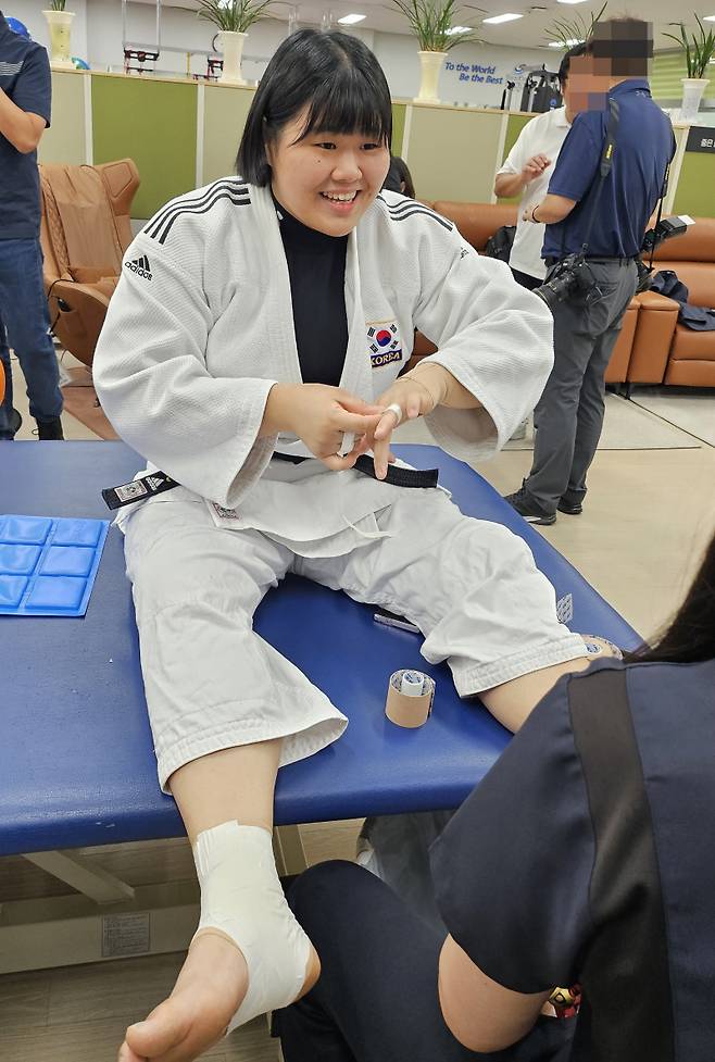 테이핑을 하면서도 시종 웃으면서 이야기하고 있는 김하윤.&nbsp; &nbsp; 진천=이은경 기자&nbsp;