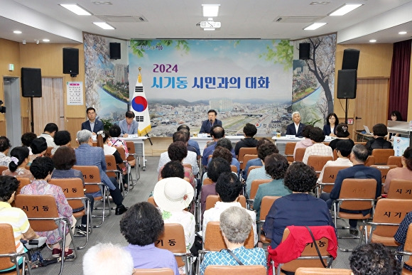 이학수 정읍시장이 시기동을 방문해 시민과의 대화를 갖고 있다. [사진=정읍시]