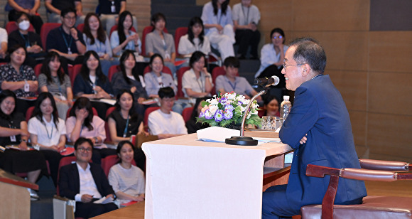 8일 홍준표 대구시장이 달성군 직원들과 소통공감 토크를 펼치고 있다. [사진=대구시]