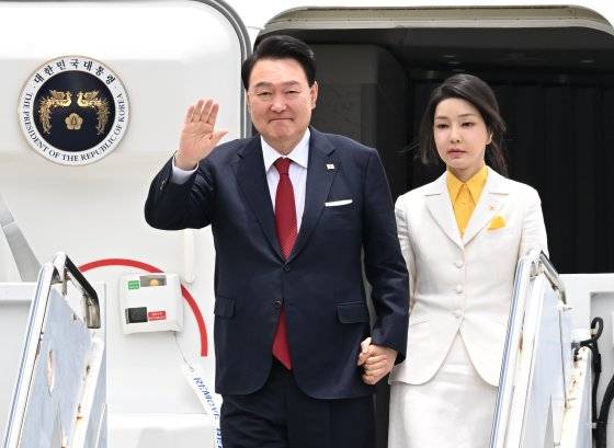 윤석열 대통령과 김건희 여사가 8일북대서양조약기구(NATO·나토) 75주년 정상회의 참석에 앞서 미국 하와이 히캄 공군기지에 도착해 전용기인 공군 1호기에서 내려 환영인사들에게 손을 흔들고 있다. 호놀롤루=김현동 기자