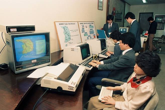 1987년 한국데이타통신 직원들이 천리안에 데이터를 입력하고 있다. 한경DB