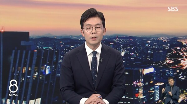 ▲김기태 SBS 기자가 8일 저녁 SBS 8뉴스 스튜디오에 출연해 김건희 여사가 한동훈 전 국민의힘 비상대책위원장에 보냈다는 사과 문자 무시 논란이 계속되는 것을 두고 집안싸움이 계속되면 정부여당에 대한 국민 신뢰가 떨어질 수밖에 없다는 것은 분명해 보인다고 비판하고 있다. 사진=SBS 8뉴스 영상 갈무리