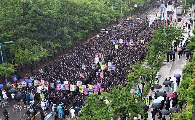 전국삼성전자노동조합이 8일 삼성전자 화성사업장 H1 정문에서 총파업 결의대회를 열고 있다. 전삼노는 사흘간 진행되는 총파업에 조합원 6540명이 참여 의향을 밝혔다고 주장했다. 다만 현장에는 경찰 추산으로 3000여 명만 참여했다. [김호영 기자]