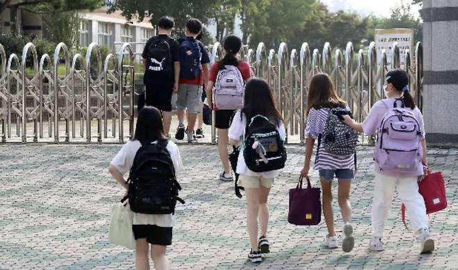 학교에 등교하고 있는 학생들. 사진은 기사와 관련 없음./사진=뉴스1