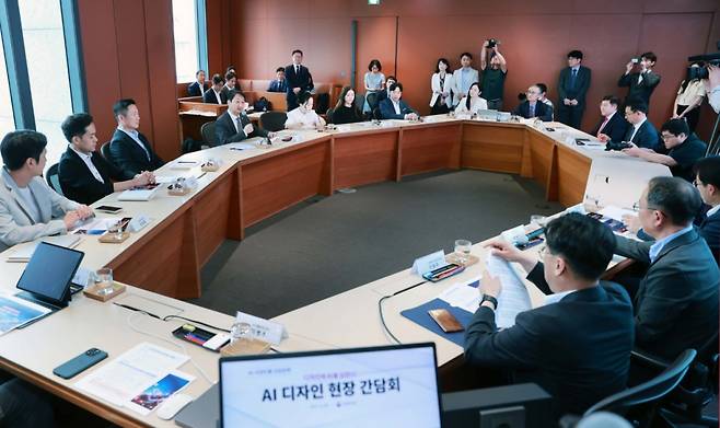 안덕근 산업통상자원부 장관은 9일 서울 강서구 마곡동 LG사이언스파크에서 AI 디자인 확산 전략을 발표하고 산업계와 의견을 논의했다./사진제공=산업통상자원부