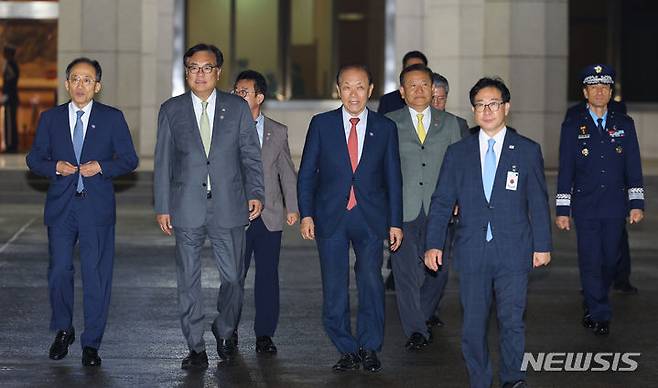 [성남=뉴시스] 최진석 기자 = 정진석 대통령 비서실장과 국민의힘 황우여 비상대책위원장, 추경호 원내대표, 이상민 행정안전부 장관 등이 8일 성남 서울공항에서 북대서양조약기구(NATO·나토) 75주년 정상회의 참석차 미국을 방문하는 윤석열 대통령과 부인 김건희 여사 환송 행사를 위해 공군 1호기 앞으로 이동하고 있다. 2024.07.08. myjs@newsis.com