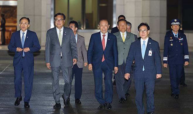 정진석 대통령 비서실장과 국민의힘 황우여 비상대책위원장, 추경호 원내대표, 이상민 행정안전부 장관 등이 8일 성남 서울공항에서 북대서양조약기구(NATO·나토) 75주년 정상회의 참석차 미국을 방문하는 윤석열 대통령과 부인 김건희 여사 환송 행사를 위해 공군 1호기 앞으로 이동하고 있다. 성남=뉴시스