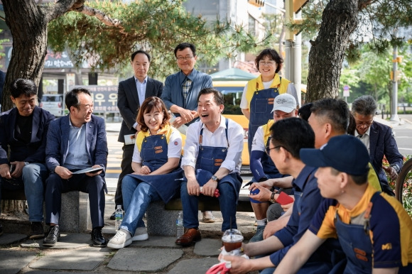 이재준 수원시장이 수원시민들과 함께 정원을 가꾼 뒤 이야기를 나누고 있다. 수원시 제공