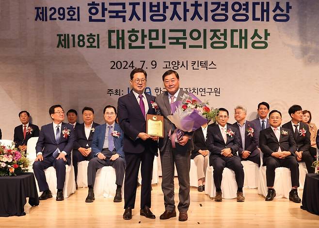 김윤철 합천군수(오른쪽)가 9일 경기도 고양시 킨텍스에서 개최된 제29회 한국지방자치경영대상 시상식에서 '산업경제 부문(농촌) 대상'을 수상하고 기념촬영을 하고 있다. ⓒ합천군