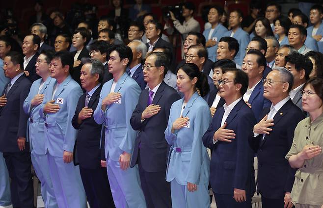 한덕수 국무총리, 문화체육관광부 유인촌 장관, 이기흥 대한체육회장 등이 9일 서울 송파구 올림픽공원 올림픽홀에서 열린 2024 파리올림픽 선수단 결단식에서 참가선수단과 함께 국민의례를 하고 있다.  연합뉴스