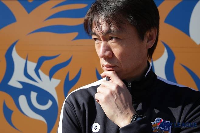 ▲ K리그1 울산 HD는 "홍명보 감독이 국가대표팀으로 간다. 우리 구단이 보내주는 것이다. 우리 구단이 리그를 가볍게 보거나 구단의 목표와 팬의 염원을 가볍게 생각해서가 아니다. 우리 구단의 자부심과 자신감이 있기 때문"이라고 홍명보 감독과 작별을 공식화 했다. ⓒ 한국프로축구연맹