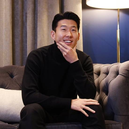 프리미어리그 사무국이 8일(한국시간) 공식 사회관계망서비스(SNS)를 통해 2019년 손흥민의 번리전 80m 드리블 득점을 다시 올렸다. 사무국은 해당 영상을 올리며 '손흥민 vs 번리, 2019년. 미쳤어'라며 80m 단독 드리블 돌파에 이은 침착한 득점 영상을 다시 올렸다. 7월 8일 서른두 번째 생일을 맞은 손흥민을 기념하기 위함이다.&nbsp;토트넘