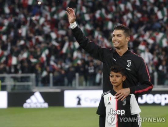 세계적인 슈퍼스타 크리스티아누 호날두가 불혹을 앞둔 나이에도 축구화를 벗지 않으려고 하는 이유가 알려졌다. 호날두가 자신을 따라 축구선수의 꿈을 키우고 있는 아들 크리스티아누 호날두 주니오르(주니어)와 함께 그라운드를 누비는 꿈을 꾸고 있다는 이야기가 나왔다. 이는 과거 첼시, 유벤투스, 피오렌티나 등에서 공격수로 활약했던 전직 축구선수 무투의 주장이다. 사진 연합뉴스