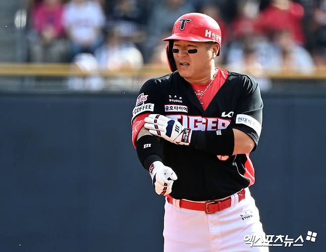 KIA 외야수 최형우는 9일 잠실구장에서 열린 '2024 신한 SOL Bank KBO 리그' LG와 주중 3연전 첫 경기에서 4번 지명타자로 선발 출전했다. 6회초 만루홈런을 터트려 팀 공격에 활력을 불어넣었다. 엑스포츠뉴스 DB