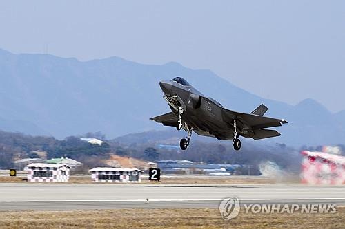 이륙하는 F-35A 전투기 (서울=연합뉴스) 공군은 13일 FS 자유의 방패 연습의 일환으로 7개 비행부대 약 20여 대의 전투기와 정찰기가 참가한 가운데 공중대기 항공차단 훈련을 실시했다고 밝혔다. 사진은 공군 제17전투비행단 F-35A 전투기가 훈련에 참가하기 위해 힘차게 이륙하고 있는 모습. 2024.3.13 [공군 제공. 재판매 및 DB 금지]
    photo@yna.co.kr