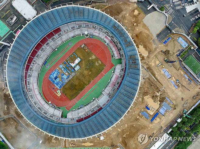 새로운 야구의 성지가 될 잠실주경기장 (서울=연합뉴스) 김성민 기자 = 서울시는 잠실돔구장 건립공사가 진행되는 약 5년 동안 잠실 주 경기장을 대체 야구장으로 활용하기로 최종적으로 확정했다고 9일 밝혔다.
    이에 따라 LG트윈스와 두산 베어스는 2026년 시즌까지 잠실야구장을 사용하고 2027년부터 31년까지 5시즌 동안 잠실 주 경기장을 대체 야구장으로 사용한다. 
    사진은 지난 6월 8일 촬영한 서울 잠실 주경기장 모습. 2024.7.9 ksm7976@yna.co.kr