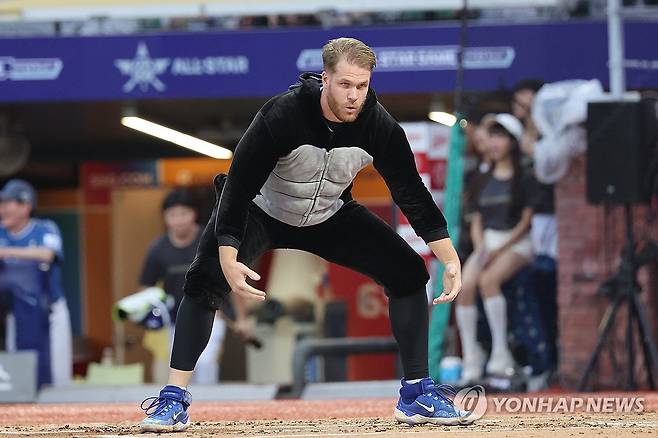 킹콩 맥키넌 (인천=연합뉴스) 신현우 기자 = 6일 인천SSG랜더스필드에서 열린 2024 신한 SOL뱅크 KBO 올스타전 드림 올스타와 나눔 올스타의 경기. 2회말 1사 드림 삼성 맥키넌이 킹콩 복장을 하고 타석으로 향하고 있다. 2024.7.6 nowwego@yna.co.kr