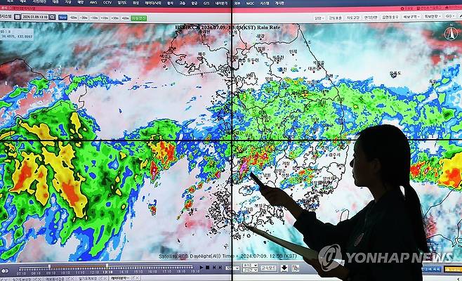 오늘 밤 중부 '시간당 30~50㎜'…내일까지 최대 150㎜ 넘게 비 (수원=연합뉴스) 홍기원 기자 = 9일 오후 경기도 수원시 권선구 수도권기상청에서 예보관이 기상 상황을 주시하고 있다. 2024.7.9 xanadu@yna.co.kr