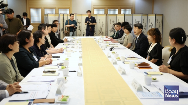 이주호 교육부장관이 10일 정부서울청사에서 어린이집-유치원 선생님들과 만나 차담회를 진행하고 유보통합에 대한 현장 의견을 청취했다. ⓒ교육부