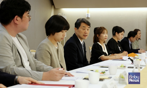 이주호 교육부장관이 10일 정부서울청사에서 어린이집-유치원 선생님들과 만나 차담회를 진행하고 유보통합에 대한 현장 의견을 청취했다. ⓒ교육부
