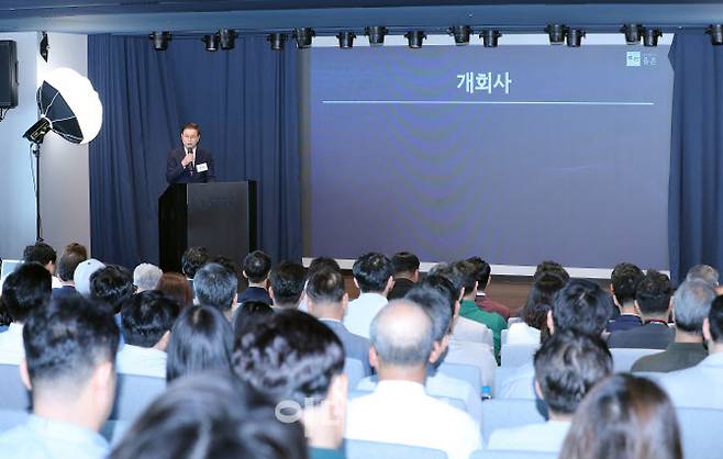 윤희웅 법무법인 율촌 대표변호사가 10일 ‘우주항공산업 발전방향과 우주항공청의 역할’ 세미나에서 개회사를 하고 있다. 법무법인 율촌 제공.