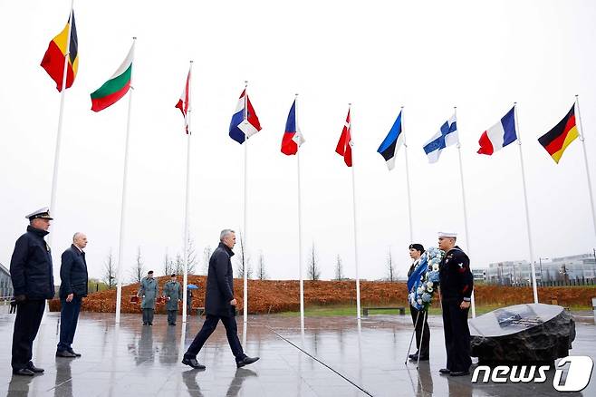 옌스 스톨텐베르그 북대서양조약기구(NATO·나토) 사무총장이 4일(현지시간) 나토 동맹 창립 75주년을 맞아 브뤼셀 나토본부 플래그서클에 헌화하고 있다. 4월 4일은 워싱턴에서 창립국들이 동맹에 서명한 날이다. 2024.04.04. ⓒ AFP=뉴스1