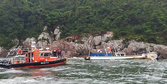 군산해경에 따르면 10일 오전 6시23분께 옥도면 관리도 남쪽 180m(0.1해리) 해상에서 항해 중이던 어선 A 호(8.44톤, 승선원 4명)가 침수됐다는 신고가 접수됐다. 출동한 해경은 승선원 4명을 모두 구조했다.(군산해경 제공)2024.7.10/뉴스1