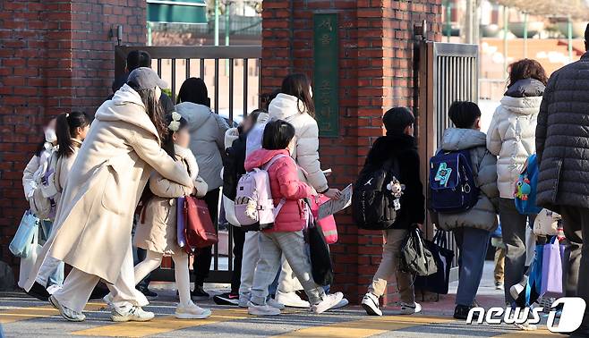 4일 오전 늘봄학교가 시행된 서울 시내 한 초등학교에서 개학을 맞이한 학생들이 등교하고 있다. 2024.3.4/뉴스1 ⓒ News1 김진환 기자