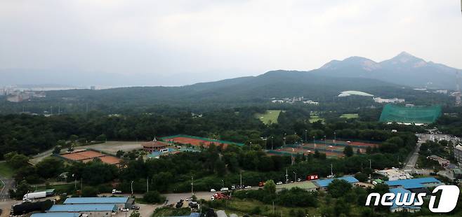 사진은 13일 오후 경기도 구리시 갈매 더샵 나인힐스에서 바라본 서울 노원구 태릉골프장의 모습. 2021.7.13/뉴스1 ⓒ News1 김진환 기자