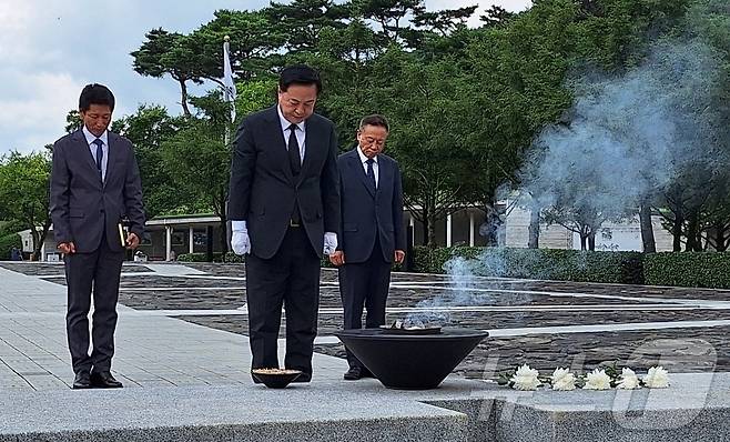 김두관 전 국회의원이 당권 도전을 선언하고 10일 오후 김해시 진영읍 봉화마을을 방문해 노무현 전 대통령 묘소를 참배하고 있다./뉴스1ⓒ news1 허충호 기자