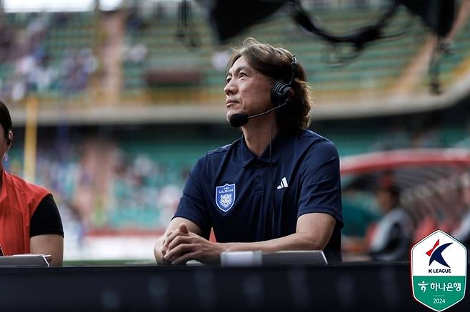 홍명보 감독이 지난달 30일 포항전에서 경기장을 바라보고 있다. 사진 | 한국프로축구연맹