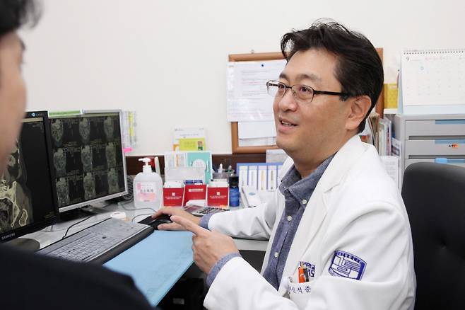 ◇인천성모병원 신장내과 신석준 교수가 소변과 건강 연관성에 대해 설명하고 있다.
사진제공=인천성모병원