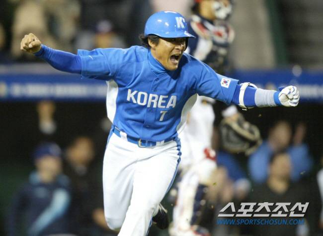 2006년 3월 16일 미국 캘리포니아 애너하임에서 열린 WBC(월드베이스볼클래식) 8강 토너먼트 한국-일본. 8회초 1사 2,3루서 2타점 안타를 친 이종범.스포츠조선DB
