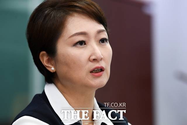 이언주 더불어민주당 의원이 8일 오후 서울 여의도 국회 의원회관에서 최고위원 출마와 관련해 <더팩트>와 인터뷰를 하고 있다. 이 의원은 "정치가 검찰에 농락당하고 있다"며 이재명 전 대표를 둘러싼 사법리스크가 개인 문제의 범주를 넘어섰다고 지적했다. 당 차원의 전략적 대응이 필요하다는 취지다. /국회=서예원 기자