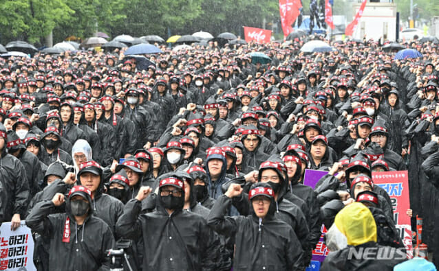 삼성전자 최대 노조인 전국삼성전자노동조합(전삼노)이 총파업에 돌입한 8일 경기도 화성시 삼성전자 화성사업장 정문 앞에서 총파업 결의대회에 참가한 조합원들이 구호를 외치고 있다. (사진=뉴시스)