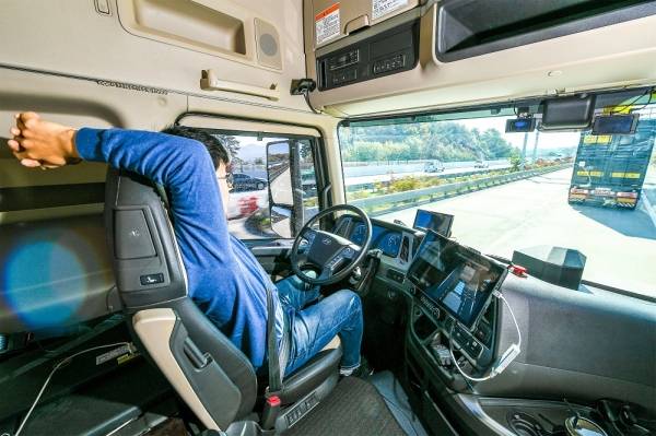 화물차 군집주행 시연 장면 / 참고사진