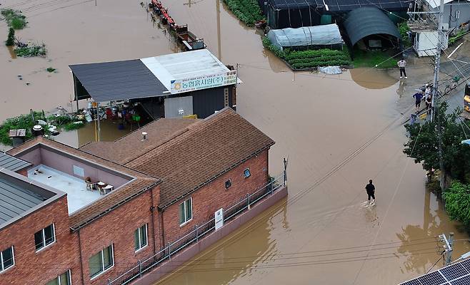 폭우가 쏟아진 10일 대구 군위군 군위읍 서부리 마을 일부가 물에 잠겨 있다. /연합뉴스