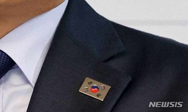 이재명 민주당 전 대표가 10일 서울 여의도 중앙당사에서 8·18 전당대회 당 대표 출마 선언을 했다. 이날 이 전 대표는 태극기 배지를 거꾸로 달고 나왔다. /뉴시스