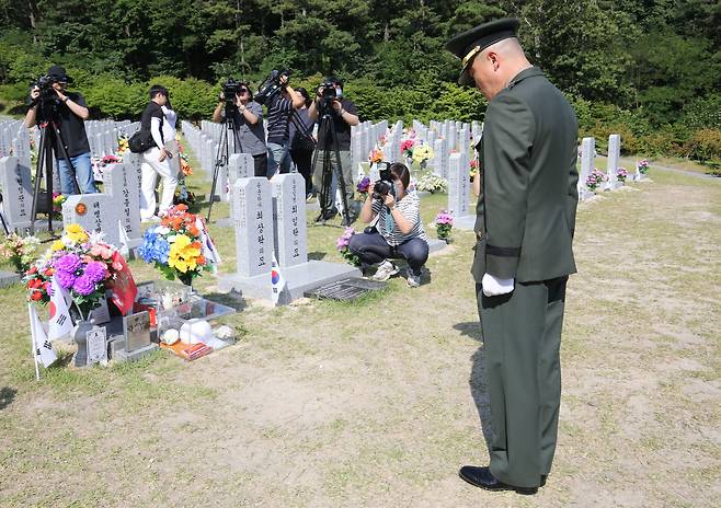 순직한 채수근 해병 상병의 직속 상관이었던 이용민 전 해병대 1사단 포병여단 포병7대대장(중령)이 13일 오후 대전 유성구 국립대전현충원 채수근 상병의 묘역에 참배하고 있다. /뉴스1