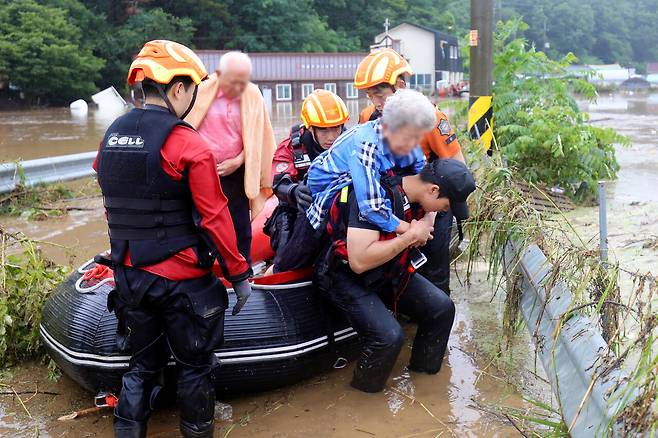 10일 대전 서구 용촌동 일대가 폭우로 물에 잠겨 소방당국이 준비한 긴급보트와 투입 인력으로 고립된 주민들을 신속히 구조하고 있다. 김영태 기자