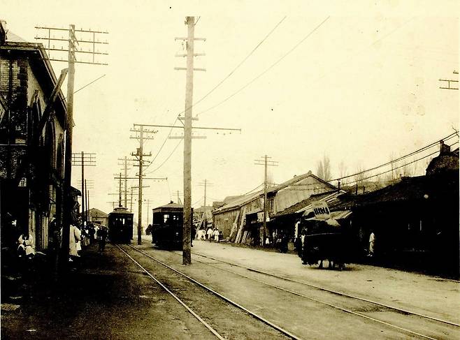 돈의문 철거 이후인 1930년 서대문통. 총독부는 경성 도로 정비의 성과를 과시하려 철거 전후의 사진을 대비시켜 널리 알리려 했다. 국사편찬위원회 제공