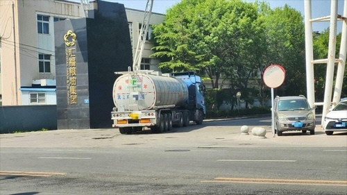 중국 식품회사 후이푸 인근 유조차[신경보·성도일보 제공]