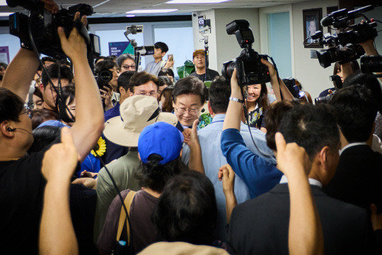 이재명 전 더불어민주당 대표가 10일 당대표 출마 기자회견을 마치고 나가면서 지지자들의 환호를 받고 있다.<이재명 당대표 후보 캠프 제공>